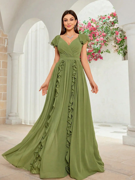 MgiacyV is a long dress with a double-layer ruffled collar, interlaced and folded lace with flags, and a large chiffon hem