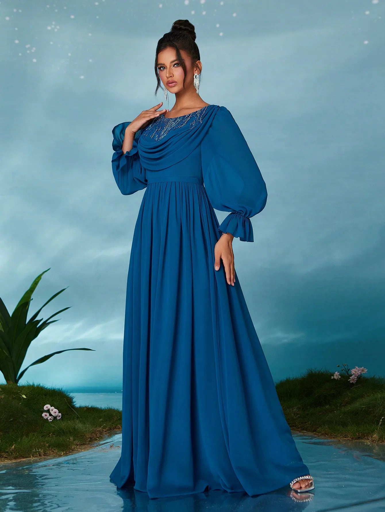 A high-end evening dress with a round neck, beaded flower edges, pearl chiffon, wrapped chest and flowing sleeves
