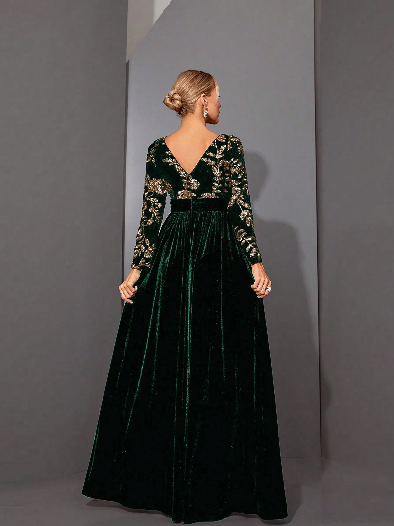 Mgiacyv-neck, gorgeous sequined, long-sleeved, velvet, large-sleeved dress with a cinched waist
